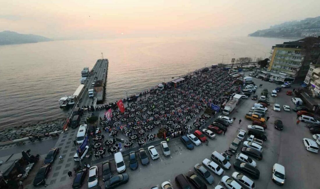 Büyükşehir’den Gemlik’te 3 bin kişilik iftar sofrası Bursa Büyükşehir Belediyesi’nin Gemlik ilçesinde düzenlediği iftar programında yaklaşık 3