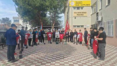 Karacabey Anadolu İmam-Hatip Lisesi bahçesinde gönüllü öğrenciler tarafından köklendirilen gül