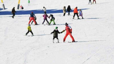 Osmangazi Belediyesi’nin daha önce Uludağ’a gitme fırsatı bulamayan çocuklara kayak