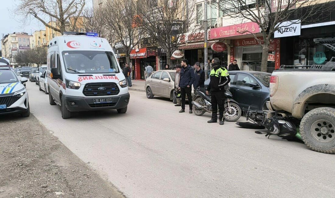 Devrilen motosiklet aracın altına girdi: 1 yaralı Bursa’nın İnegöl ilçesinde devrilerek yerde sürüklenen motosiklet, bir aracın altına