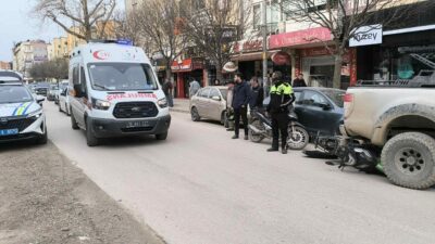 Bursa’nın İnegöl ilçesinde devrilerek yerde sürüklenen motosiklet, bir aracın altına