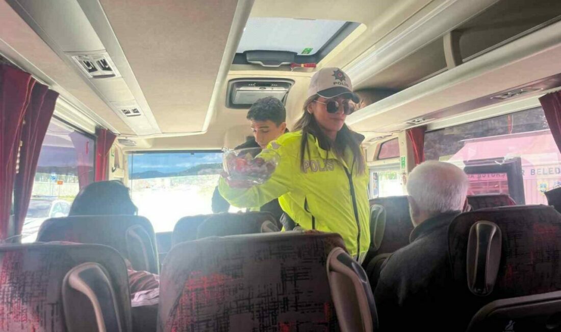 Ekiplerden sürücülere tatlı ve kolonya ikramı Bursa’nın Harmancık ilçesinde Ramazan Bayramı’nın ilk gününde ilçe trafik ekipleri,