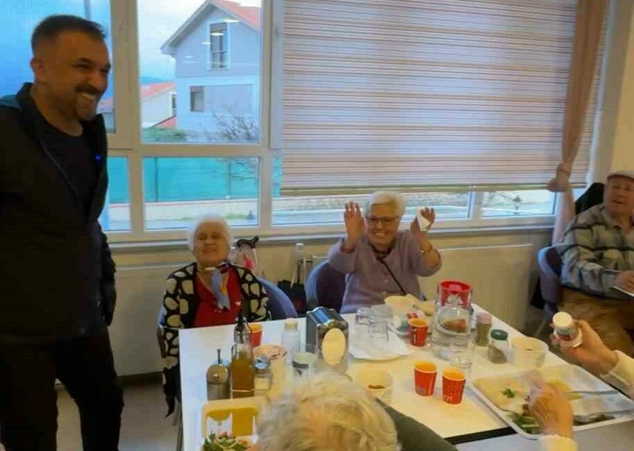 Fenomen Ciğerci huzurevindeki yaşlıları unutmadı Ramazan ayının paylaşma ve dayanışma ruhunu yaşatmaya devam eden Fenomen