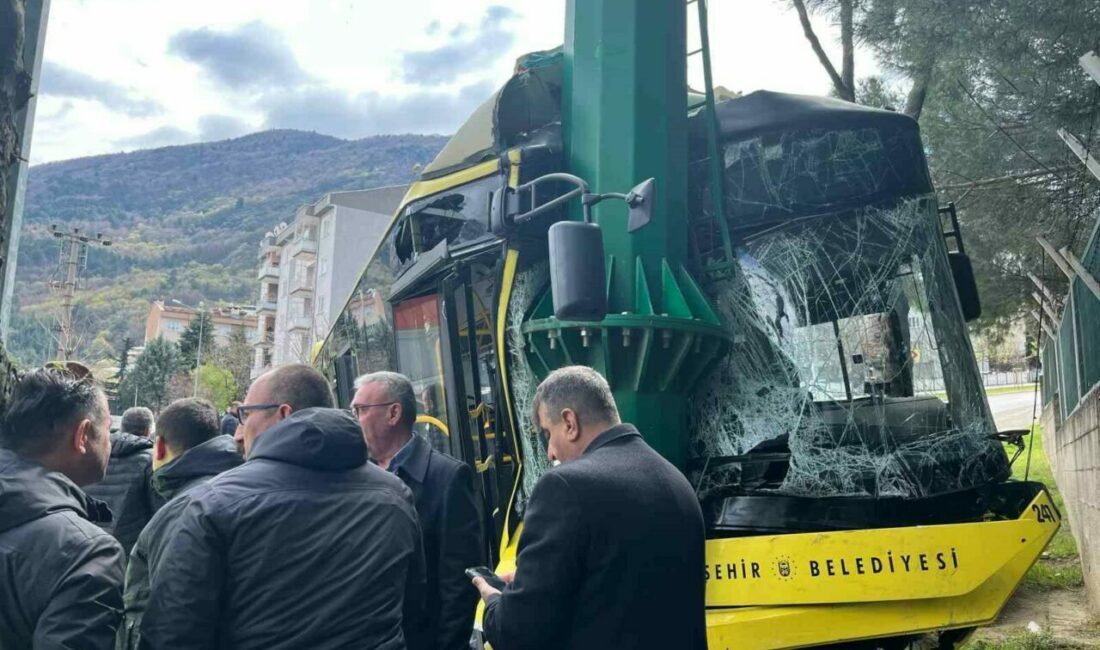 Belediye otobüsünde çığlık çığlığa dehşet anları kamerada Bursa’da frenleri patlayan belediye otobüsü yokuş aşağı önce bir otomobile