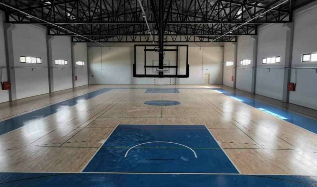 Bursa Büyükşehir Belediyesi tarafından hayata geçirilen Gemlik Spor Salonu açılışa