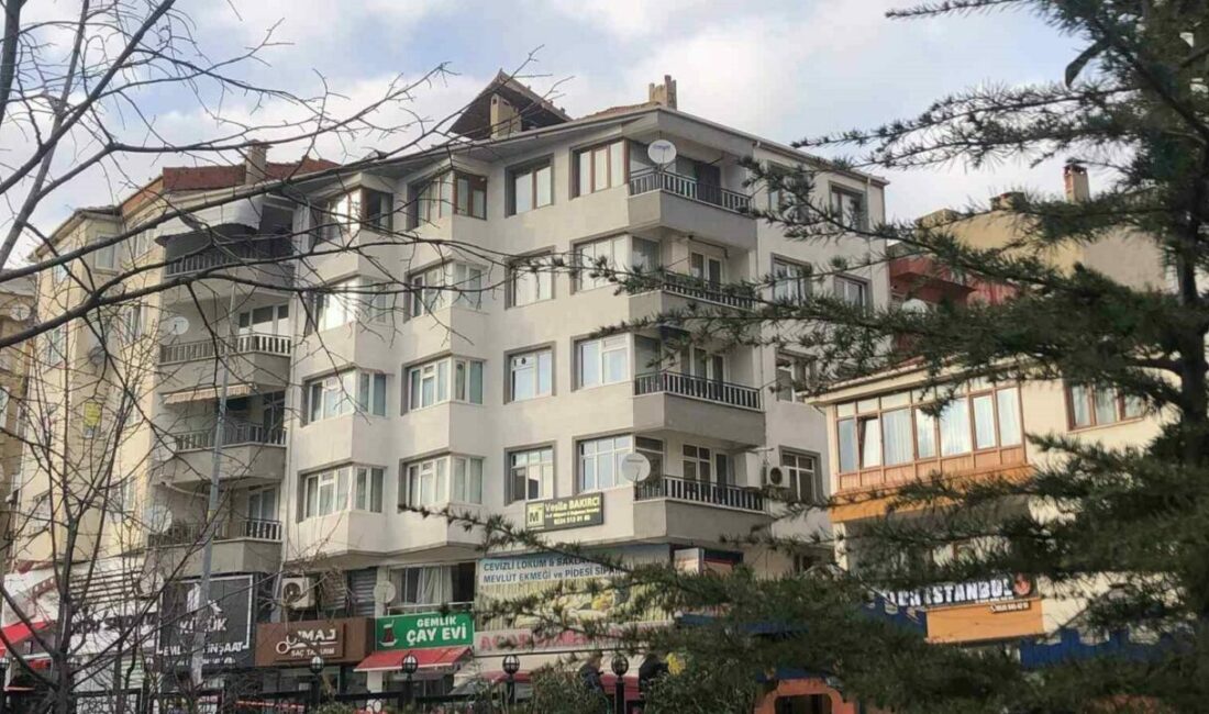 Bursa’nın Gemlik ilçesinde binanın terasında bulunan sedir, şiddetli rüzgarın etkisiyle
