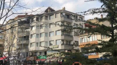 Bursa’nın Gemlik ilçesinde binanın terasında bulunan sedir, şiddetli rüzgarın etkisiyle