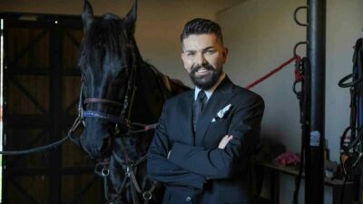 Daha önce vinçli ve tabutlu sahne performansları ile adından söz