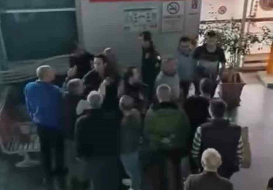 Güvenlik görevlileri ile vatandaşlar arasındaki gerginlik kamerada Bursa Şehirlerarası Otobüs Terminali’nde güvenlik görevlileri ile vatandaş arasında tartışma