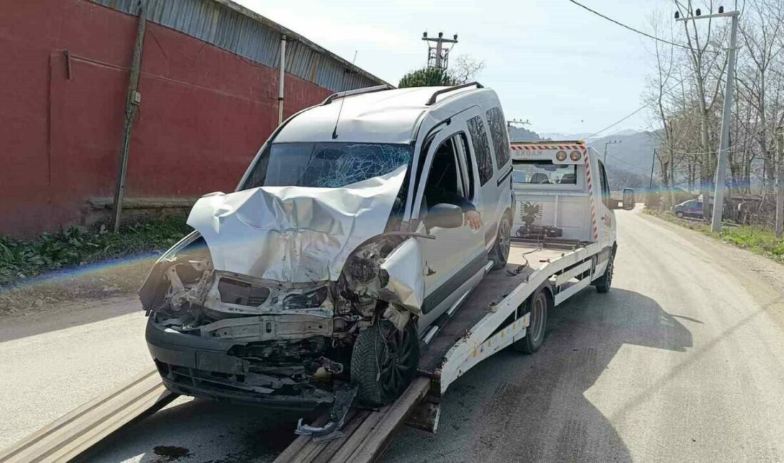 Bursa’nın İnegöl ilçesinde halk otobüsü ile hafif ticari aracın kafa