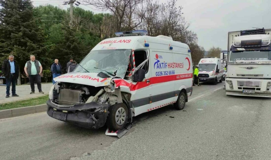 Hasta taşıyan ambulans kamyona çarptı: 2 yaralı Bursa’nın Orhangazi ilçesinde, Yalova’dan Bursa’ya hasta taşıyan bir ambulans, önünde