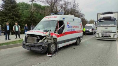 Bursa’nın Orhangazi ilçesinde, Yalova’dan Bursa’ya hasta taşıyan bir ambulans, önünde