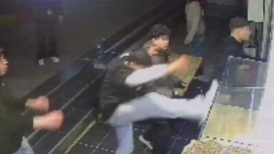 Bursa’da bir grup genç ile esnaf arasında çıkan kavgada sandalyeler