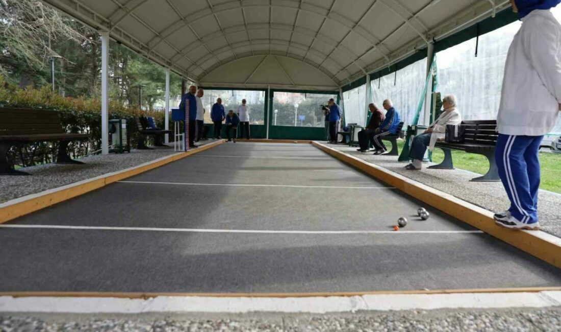 Huzurevi sakinleri Spor Festivali’nde gençlere taş çıkartmaya hazırlanıyor Bursa Büyükşehir Belediyesi Huzurevi sakinlerinden oluşan Bocce ve Dart takımı,
