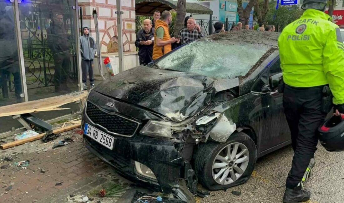 İftar saati otomobil otobüs durağına daldı: 2’si ağır 6 yaralı Bursa’da iftar saati kontrolden çıkan otomobil, otobüs durağında bekleyen vatandaşların
