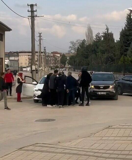 Bursa’nın İnegöl ilçesinde iftar saatinde yol verme nedeniyle çıkan kavgada