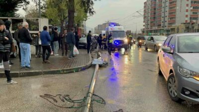 Bursa’da dün iftar saati kontrolden çıkan otomobil, otobüs durağında bekleyen