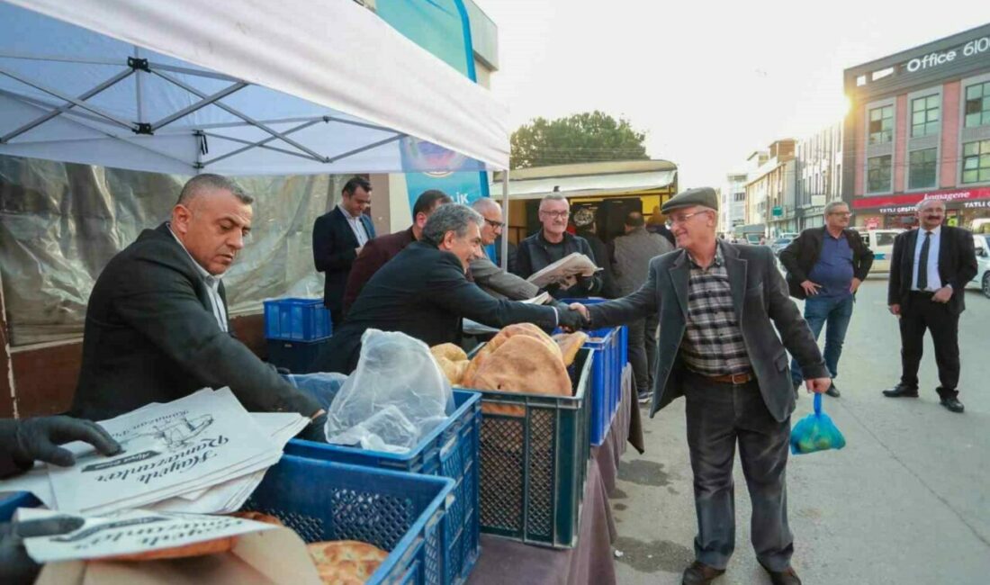 İftarlık pideler Gemlik Belediyesi’nden İftar öncesinde belediye meclis üyeleriyle birlikte pide ikramında bulunan Gemlik