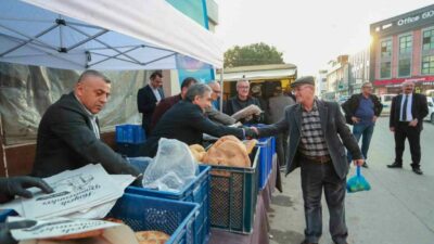 İftar öncesinde belediye meclis üyeleriyle birlikte pide ikramında bulunan Gemlik