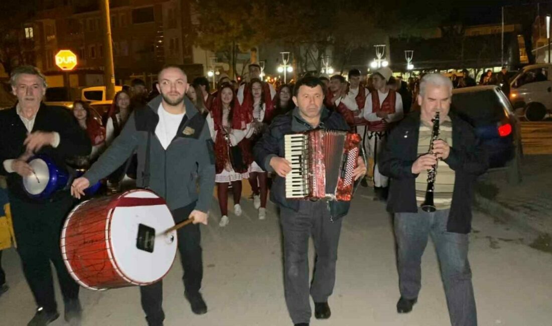 Bursa’nın İnegöl ilçesinde yaşayanlar sahura, davul yerine Rumeli ezgileriyle uyandılar.