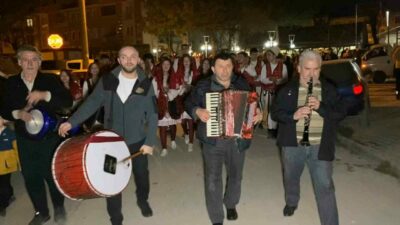 Bursa’nın İnegöl ilçesinde yaşayanlar sahura, davul yerine Rumeli ezgileriyle uyandılar.