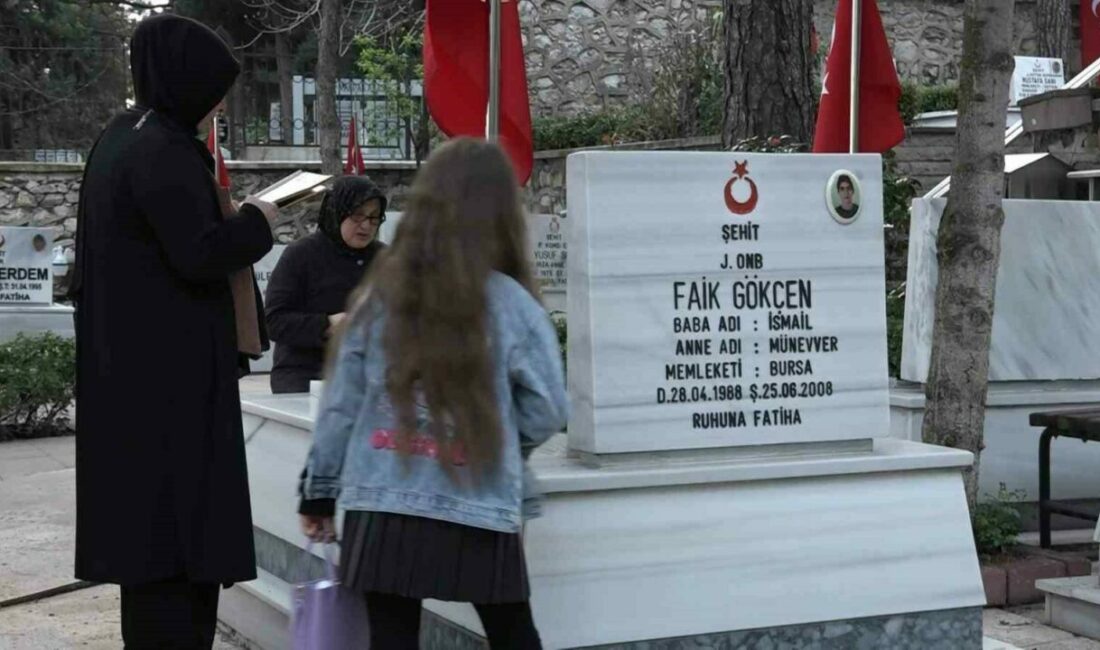 İlk bayram ziyareti şehitliğe oldu Bursa’da ilk bayram ziyaretleri, şehitlerinin kabrine yapıldı. Kimi tek başına,
