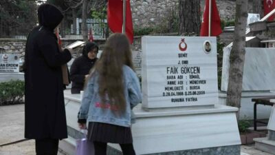 Bursa’da ilk bayram ziyaretleri, şehitlerinin kabrine yapıldı. Kimi tek başına,