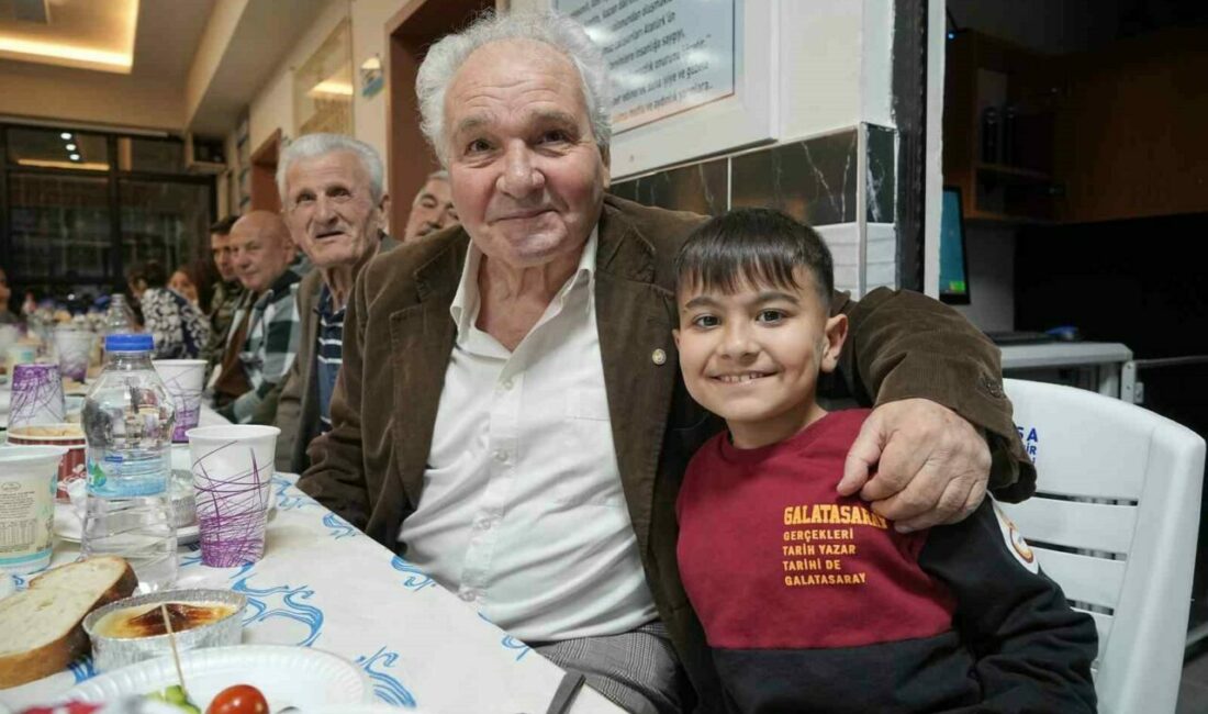 İlkokul öğrencilerinden huzurevindeki büyüklere okulda iftar jesti Bursa’da ilkokul öğrencileri okullarına iftar sofrası kurup huzurevindeki büyükleri ağırladılar.