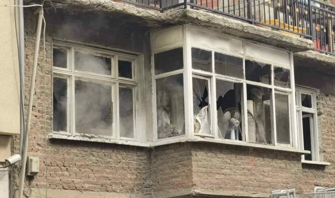 İnegöl’de 2 katlı ev alevlere teslim oldu Bursa’nın İnegöl ilçesinde çıkan yangında 2 katlı ev küle döndü.