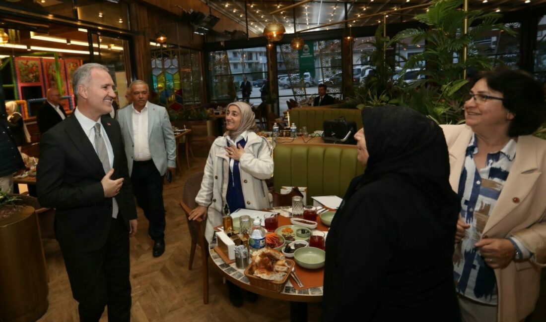 İnegöl’de birlik beraberlik sofrası kuruldu İnegöl Belediyesi’nin düzenlediği iftarda kurum müdürleri ve 116 mahalle muhtarıyla