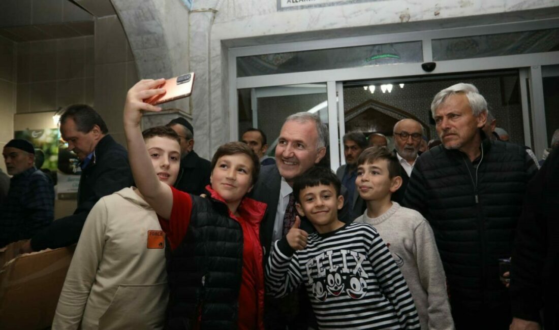 İnegöl’de Ramazan birlik ve beraberlikle geçiyor İnegöl Belediye Başkanı Alper Taban iftar programlarından teravihlere, esnaf ziyaretlerinden