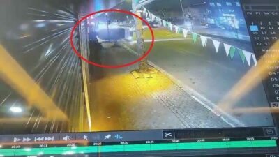 Bursa’da kırmızı ışıkta geçen hafif ticari araç önce direğe, daha