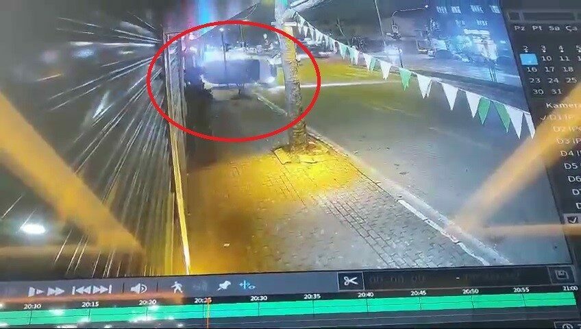 Işık ihlali yapan araç taklalar atarak durabildi… Kaza anı kamerada Bursa’da kırmızı ışıkta geçen hafif ticari araç önce direğe, daha