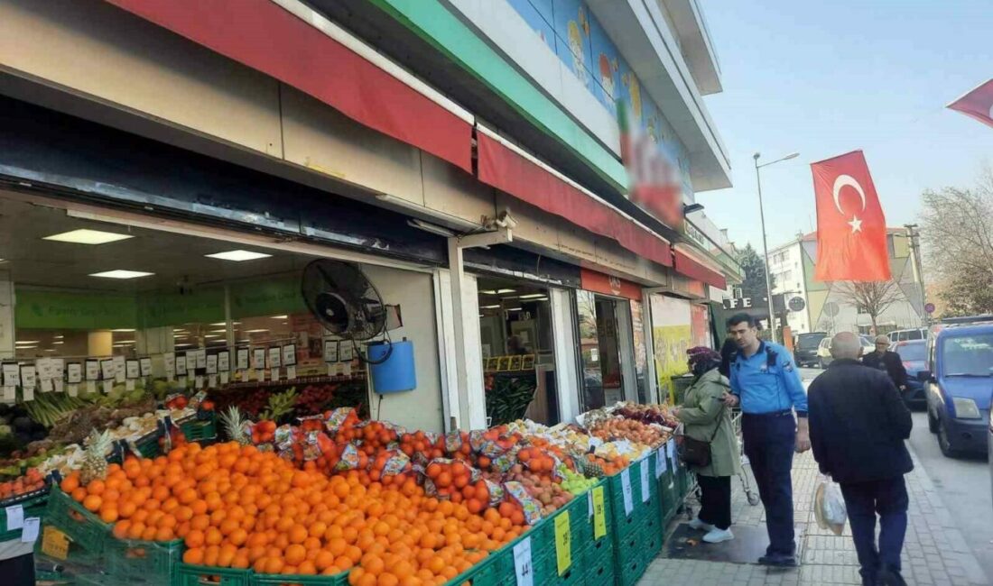 Osmangazi Belediyesi Zabıta Müdürlüğü’ne bağlı ekipler, kaldırım işgali yapan market