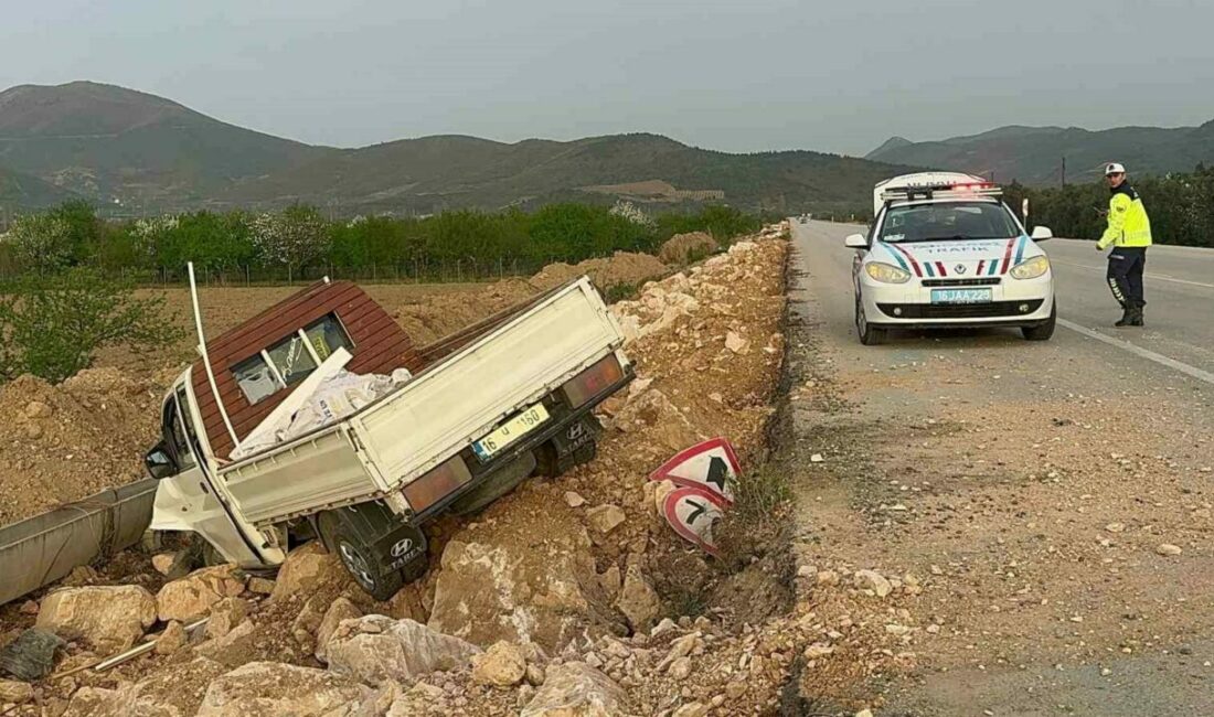 Kamyonet şarampole uçtu : 1 yaralı Bursa’nın İznik ilçesinde kontrolden çıkan kamyonetin şarampole uçtuğu kazada 1