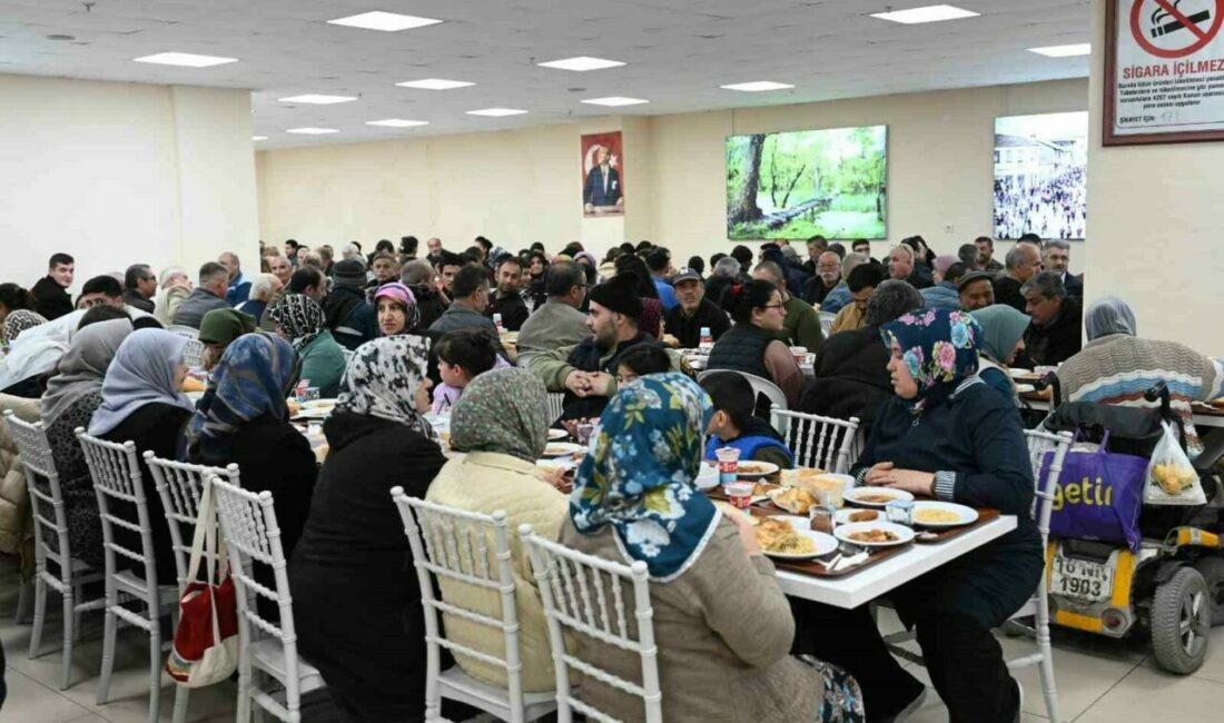 Karacabeyliler, aynı sofra etrafında buluştu Ramazan ayının manevi atmosferi, Karacabey Belediyesi’nin Kent Lokantası’nda düzenlediği halk