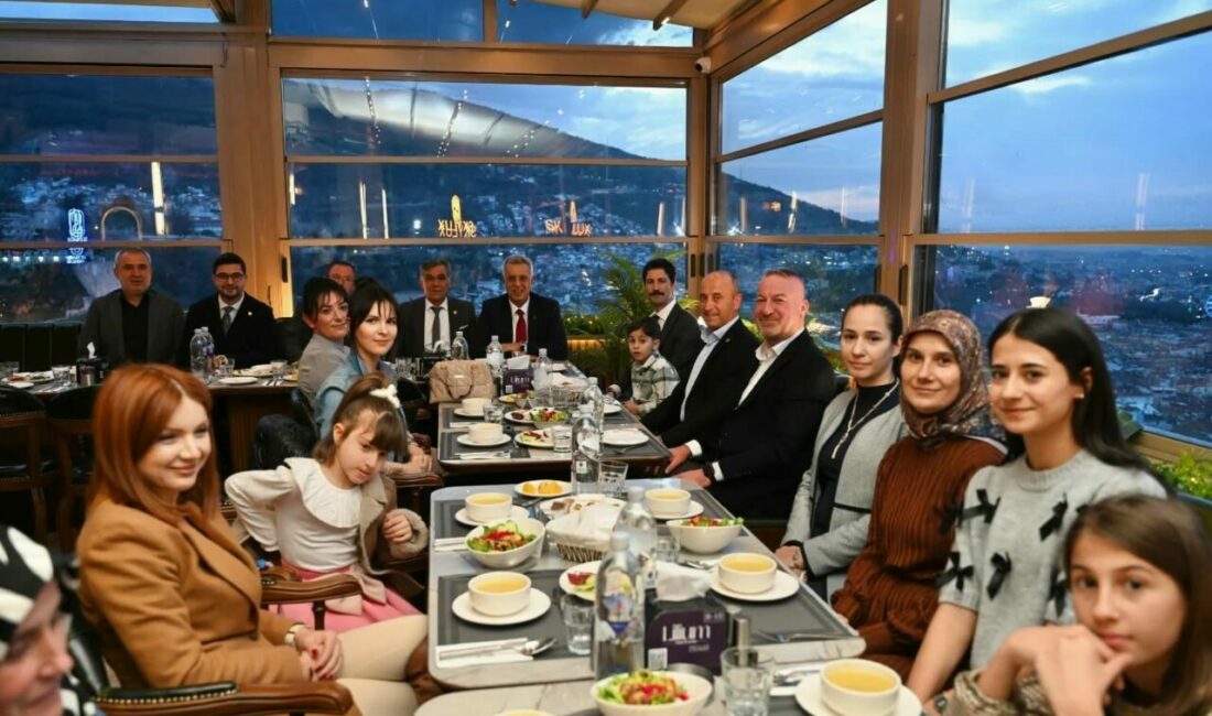Karacabeyliler Ramazan’ın bereketini paylaştı Karacabeyliler Derneği’nin düzenlediği iftar programında birlik ve beraberlik ruhu pekişti.