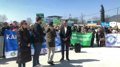 Çevresinde bulunan fabrika atıklarıyla Marmara Denizi’ne simsiyah akan Karsak Deresi’nin
