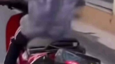 Bursa’da ehliyetinin olmadığı iddia edilen bir motosiklet sürücüsü plakasını kaskla