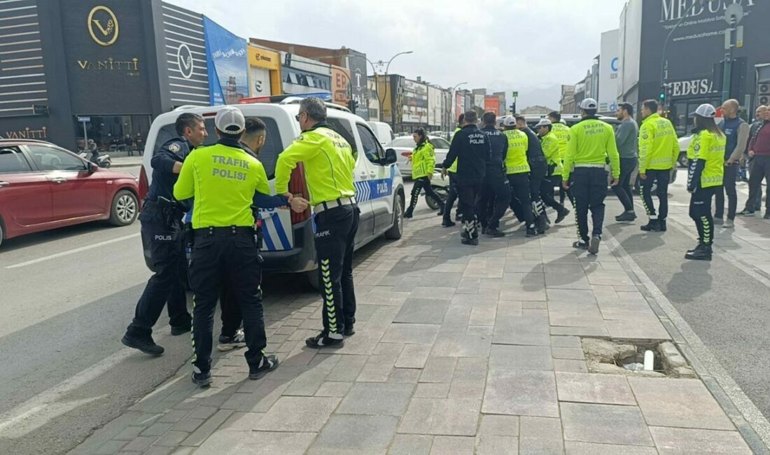 Bursa’nın İnegöl ilçesinde kasksız motosiklet kullanmaktan ceza yiyen sürücü, polis