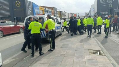 Bursa’nın İnegöl ilçesinde kasksız motosiklet kullanmaktan ceza yiyen sürücü, polis