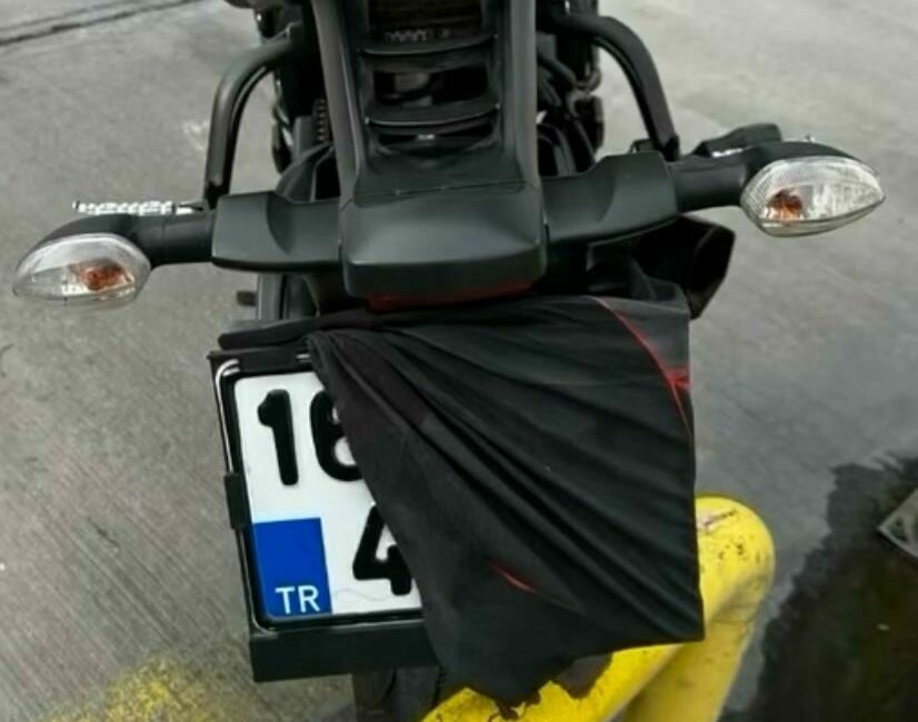 Bursa’da plakasını kapatıp gezen motosikletli gençler, akaryakıt istasyonunda polis memuruna