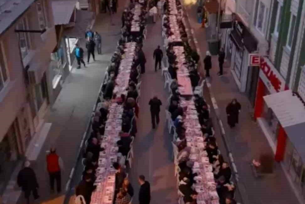 Kilometreyi bulan iftar sofrası Bursa’nın Osmangazi ilçesi Zafer ve Namıkkemal Mahallesi’nde oturan gençler, 2