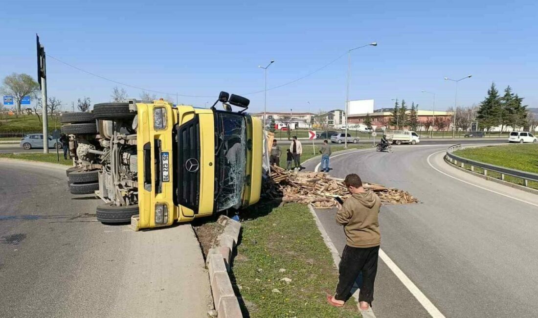 Bursa’nın İnegöl ilçesinde meydana gelen kazada kontrolden çıkan ahşap yüklü