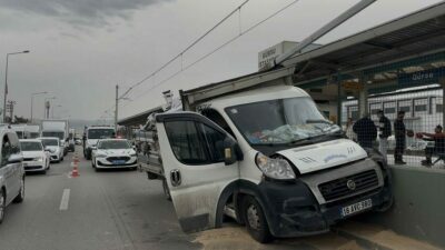 Bursa’da sürücüsünün kontrolünden çıkan kamyonet metronun bariyerlerine çarptı. Kazada sürücü