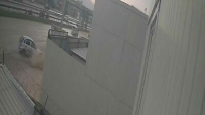 Bursa’da kontrolden çıkan otomobil tırın altına girdiği kazada sürücü ağır
