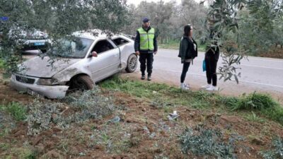 Boyalıca Mahallesi’nde kontrolden otomobil, zeytin bahçesine uçtu. Şoför ve yanındaki