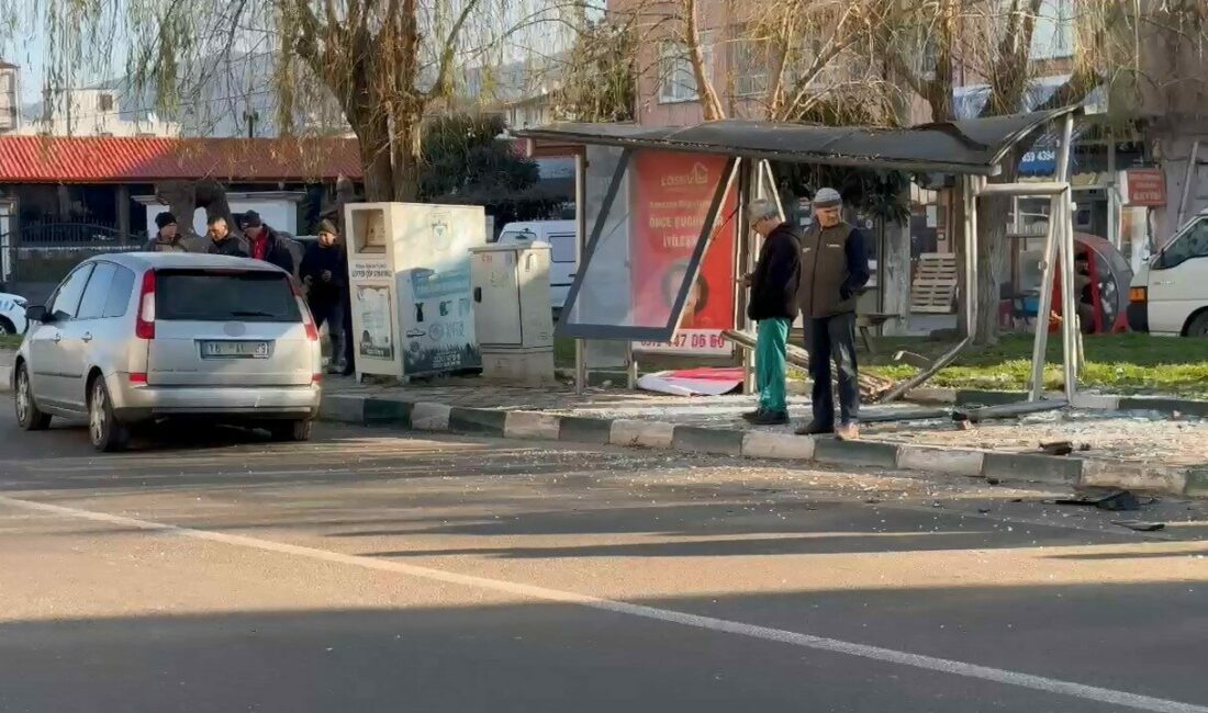 Kontrolü kaybeden sürücü otobüs durağına çarptı Bursa’nın İznik ilçesinde direksiyon hakimiyetini kaybeden otomobil sürücüsü otobüs durağına
