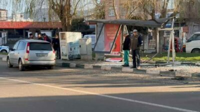 Bursa’nın İznik ilçesinde direksiyon hakimiyetini kaybeden otomobil sürücüsü otobüs durağına