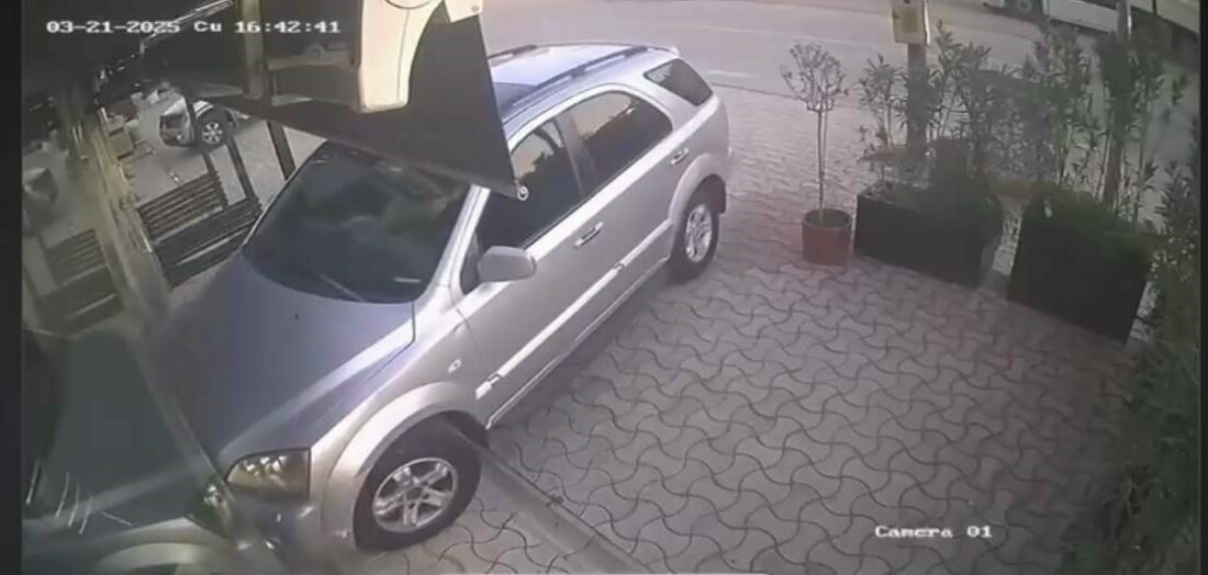 Kuaförlük yapan kiracısının dükkanına otomobille daldı… Bursa’da 35 lira olan kirayı 90 bin liraya çıkarmak isteyen